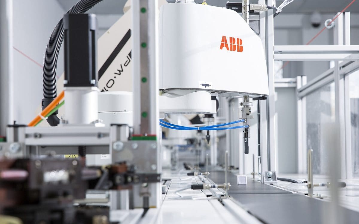 Industrial robotic arm moving along an automated manufacturing line